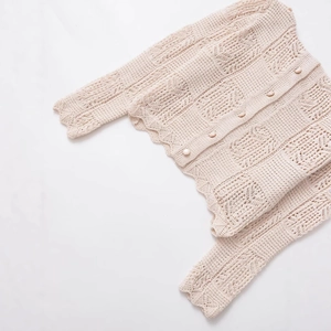 Gilet en maille crochetée beige ajouré avec boutons et bordures festonnées chic