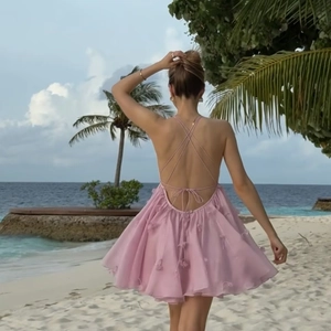 Rosa rückenfreies Minikleid mit Volants und Kreuzgurten für den Strandurlaub
