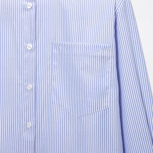 Modernes blau-weiß vertikal gestreiftes Baumwollhemd mit Brusttasche und Perlmuttknöpfen