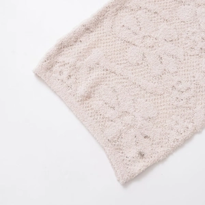 Haut élégant en maille pour femme avec motif floral et texture en dentelle rose