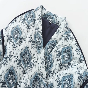 Dettaglio del gilet trapuntato floreale con stampa damascata e fodera in raso blu