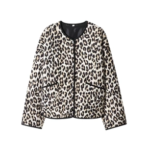 Détails d'une veste matelassée à imprimé léopard avec passepoil noir et boutons-pression