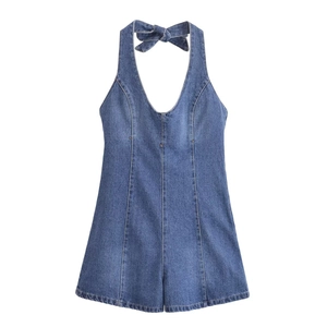 Détails à plat de la robe courte dos nu en jean bleu foncé avec col en V prononcé