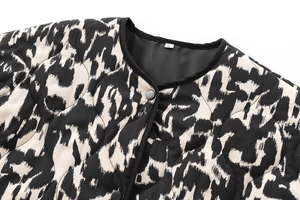 Détail de la veste matelassée à imprimé léopard avec boutons-pression et col rond fini