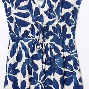 Women's V-neck sleeveless floral print dress with elastic pleated waist and drawstring details