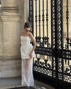 Détail de la robe bustier blanche élégante avec dentelle florale et coutures en satin