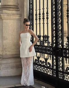 Détail de la robe bustier blanche avec empiècement en dentelle florale et coupe ajustée