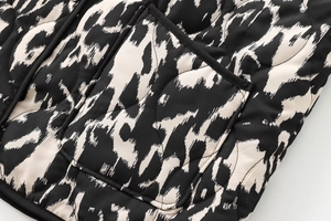 Détail du tissu matelassé à imprimé animalier avec poche et bordure noire soignée