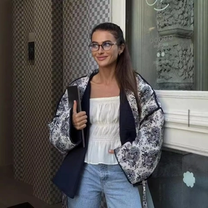 Giacca trapuntata floreale vintage da donna abbinata a jeans casual in foto all'aperto