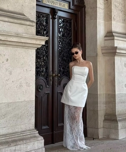 Vue détaillée de l'élégante robe bustier en satin blanc avec broderie en dentelle