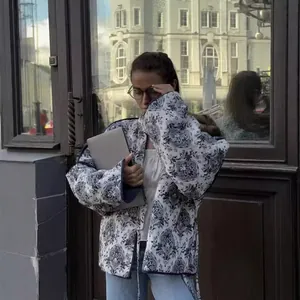 Giacca trapuntata da donna con stampa paisley blu, motivo floreale vintage e maniche larghe