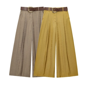 Pantalon large plissé pour femme en gris et jaune avec ceintures en cuir, été 2025