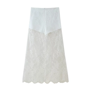 Vue détaillée du patchwork de dentelle florale blanche et de l'ourlet festonné du jupon