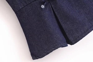 Détail du tissu denim bleu foncé de haute qualité avec coutures renforcées et texture sergée