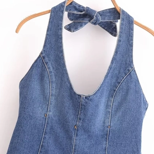 Robe en jean dos nu bleu foncé avec col en V et nœud décoratif sur un cintre en bois