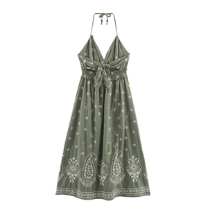 Detail des Boho-Neckholder-Kleides mit Stickerei, Paisley-Muster und Bindeband am Ausschnitt