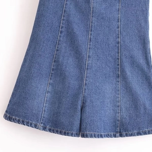 Robe denim dos nu bleu moyen avec coutures verticales et ourlet évasé élégant