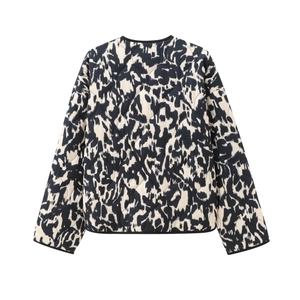 Vue arrière détaillée d'une veste courte matelassée avec imprimé abstrait noir et blanc