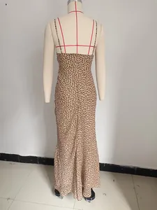 Detailansicht des Reißverschlusses und Leopardenmusters am Sommer-Trägerkleid