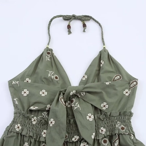 Elegantes salbeigrünes Neckholder-Kleid mit Stickerei, Blumenmuster und böhmischen Details