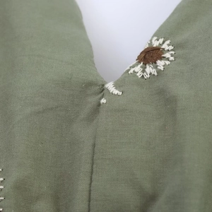Grünes Kleid mit V-Ausschnitt und aufwendiger Gänseblümchen-Stickerei auf Leinen