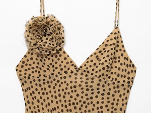 Detail der 3D-Blumenverzierung und schwarzen Punkten am Khaki-V-Ausschnitt-Sommerkleid