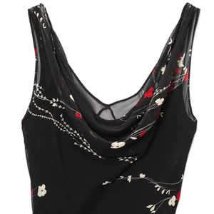 Robe vintage française à col bénitier en mousseline noire avec imprimé floral rouge