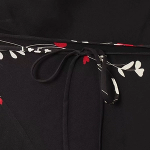 Robe fleurie vintage française noire avec ceinture à nouer et motif floral rouge