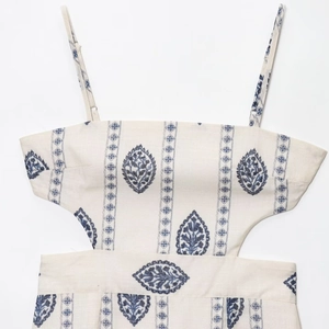 Bohemian midi dress with blue embroidery and side cut-outs in off-white cotton fabric
