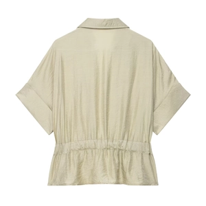 Détail de la chemise safari à manches courtes vert clair avec taille élastique soyeuse