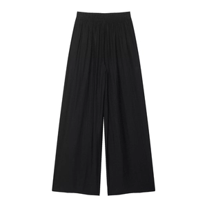 Détail d'un pantalon noir à jambe large avec taille élastique et texture plissée