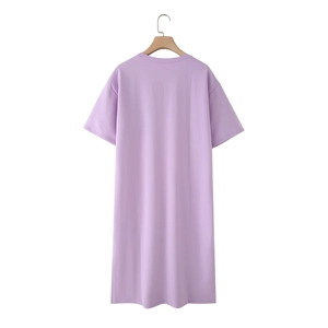 Kurzärmeliges lavendelfarbenes T-Shirt-Maxikleid aus Baumwolle mit Seitenschlitz