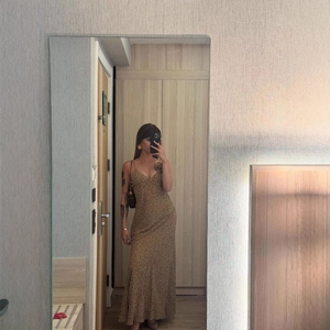 Elegantes langes Camisole-Kleid mit braunem Punktemuster und schmaler Passform für den Sommer