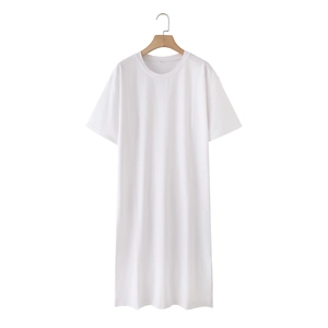 Minimalistisches weißes Baumwoll-Maxikleid mit kurzen Ärmeln und seitlichen Schlitzen