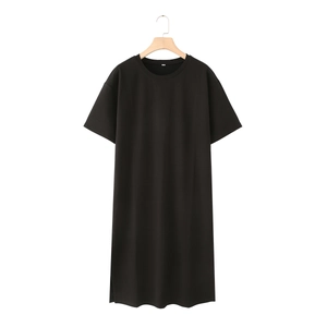 Zwarte dames maxi T-shirt jurk met korte mouwen, zijsplitjes en een ronde halslijn
