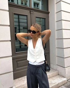 Gilet de costume blanc à col en V profond et boutons avec pantalon large noir élégant