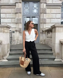 Style urbain avec un gilet cintré blanc et un pantalon noir à taille haute élégant