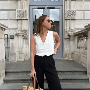 Ensemble chic pour femme avec gilet blanc à col en V et pantalon large noir élégant