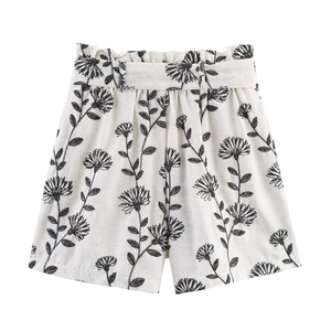 Détail de short en coton à taille haute avec imprimé floral noir et taille élastique
