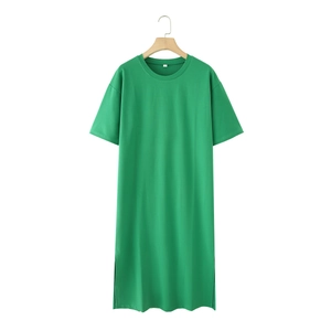 Groene maxi-jurk met korte mouwen van katoen met ronde hals en zijsplit op een hanger
