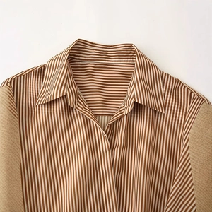 Chemise à rayures verticales marron et blanc avec manches contrastées à imprimé serpent