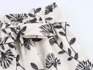 Détails de broderie florale et taille à cordon sur short crème en coton et lin