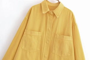 Vue détaillée de la veste en jean jaune moutarde avec poches cargo et fermeture boutonnée
