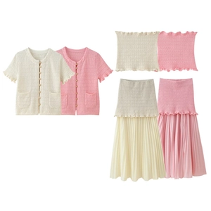 Détail du cardigan en maille à boutons dorés et jupe plissée en blanc et rose