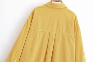 Détail de la veste en sergé de coton jaune montrant le col, l'empiècement et le pli