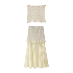 Ensemble chic en maille crème avec haut à épaules dénudées et jupe longue plissée élégante