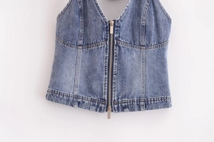 Dettaglio del gilet in denim lavaggio blu scuro con doppia cerniera in metallo argento