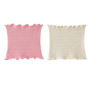 Détail rapproché de hauts bandeau en maille avec texture délicate à bords volantés