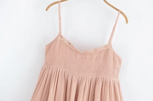 Détail du caraco rose clair avec buste plissé smocké et broderie en dentelle fine