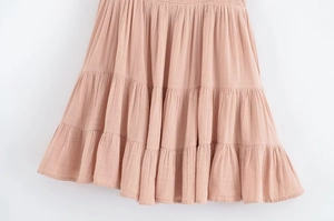 Détail d'une jupe rose à volants en tissu de coton et lin respirant et texturé